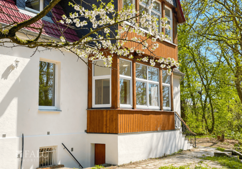 Loggia mit Blick in den Wald