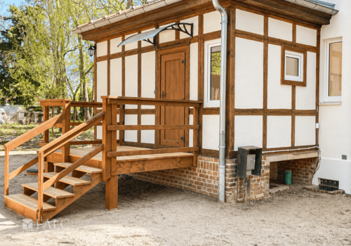 Gemütliche Holzterrasse mit Zugang zur Küche