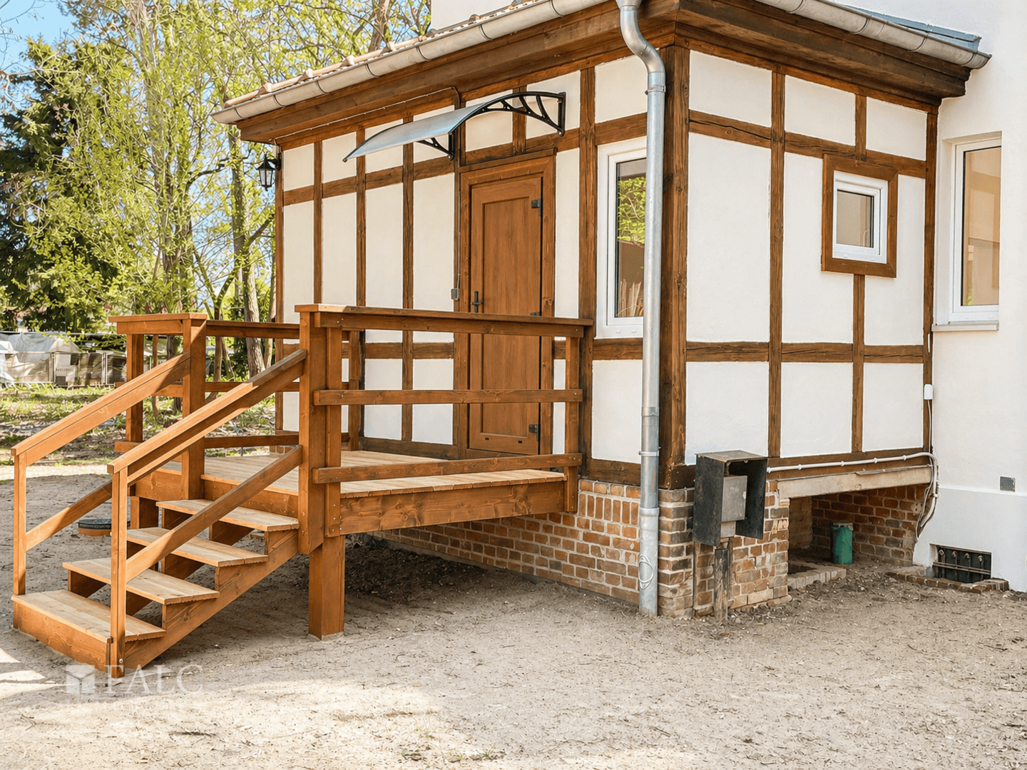 Gemütliche Holzterrasse mit Zugang zur Küche