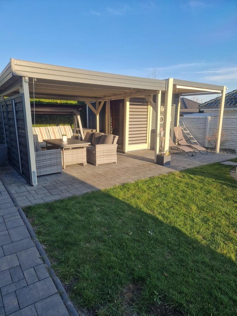 Terrasse und Gartenhaus 