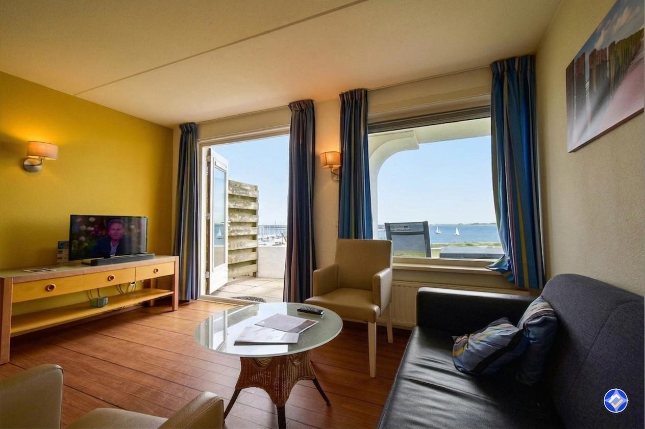 woonkamer-appartement-brouwershaven-uitzicht-water-recreatieadviseurs-vakantiehuistekoop-nl.jpg