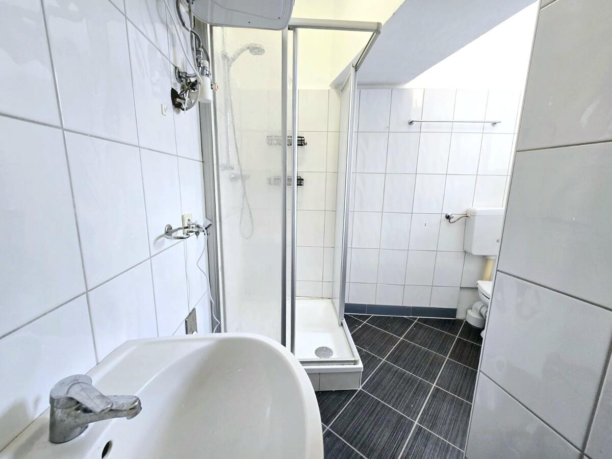 Bad mit Dusche und WC