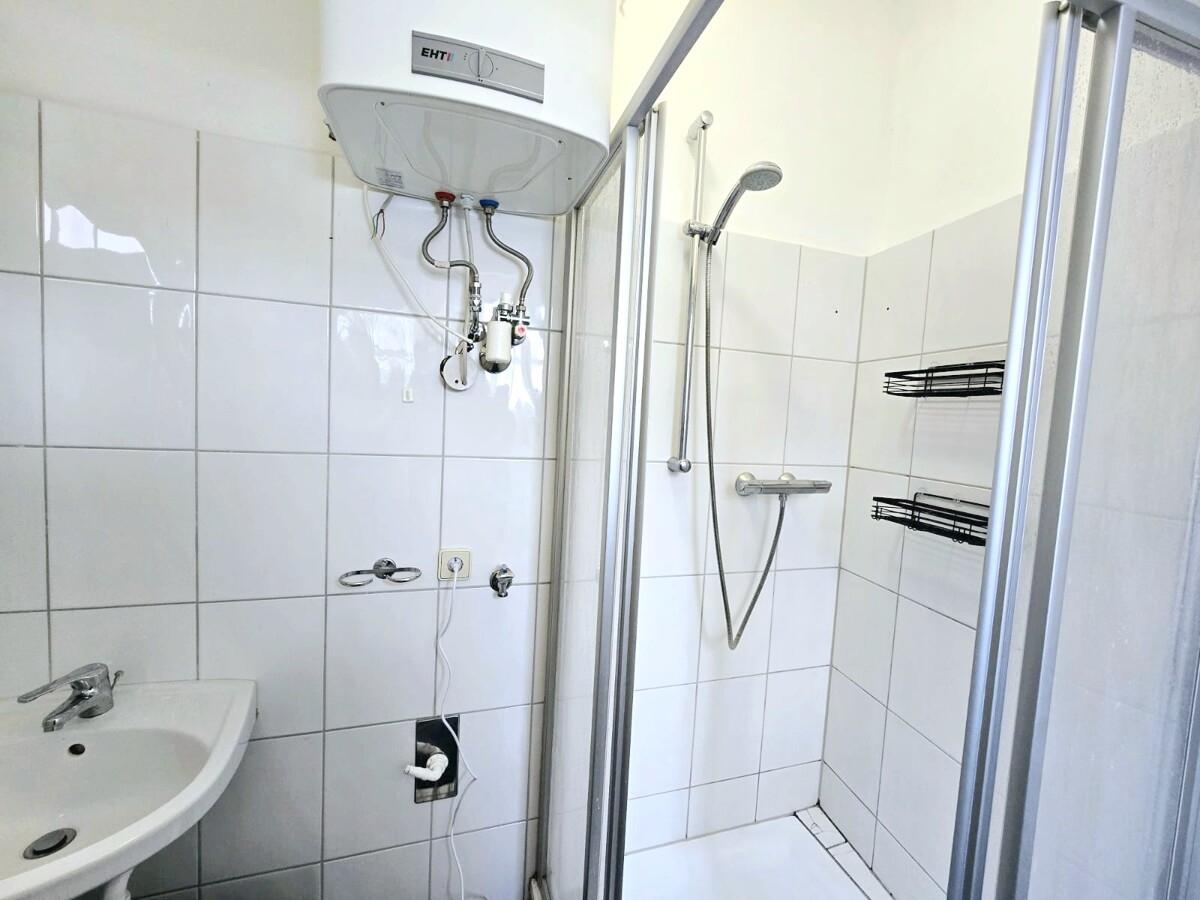 Bad mit Dusche und WC