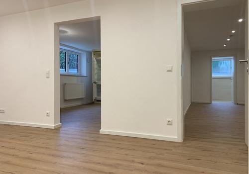 Blick in die Küche und Flur