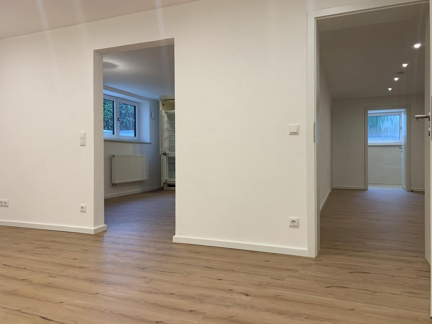 Blick in die Küche und Flur