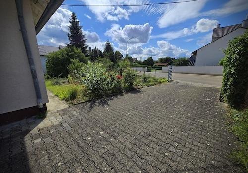 Hofeinfahrt und Garten