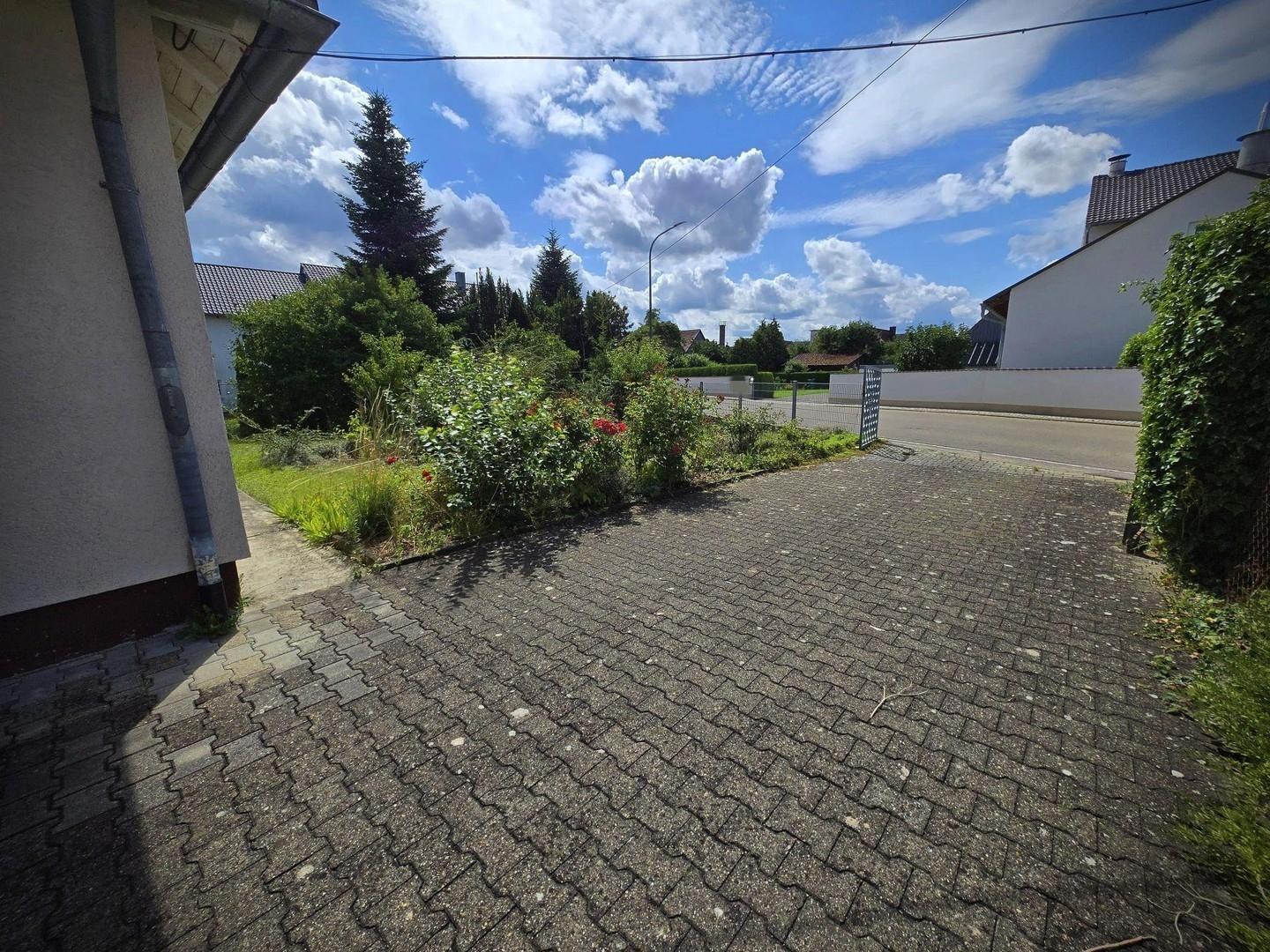 Hofeinfahrt und Garten