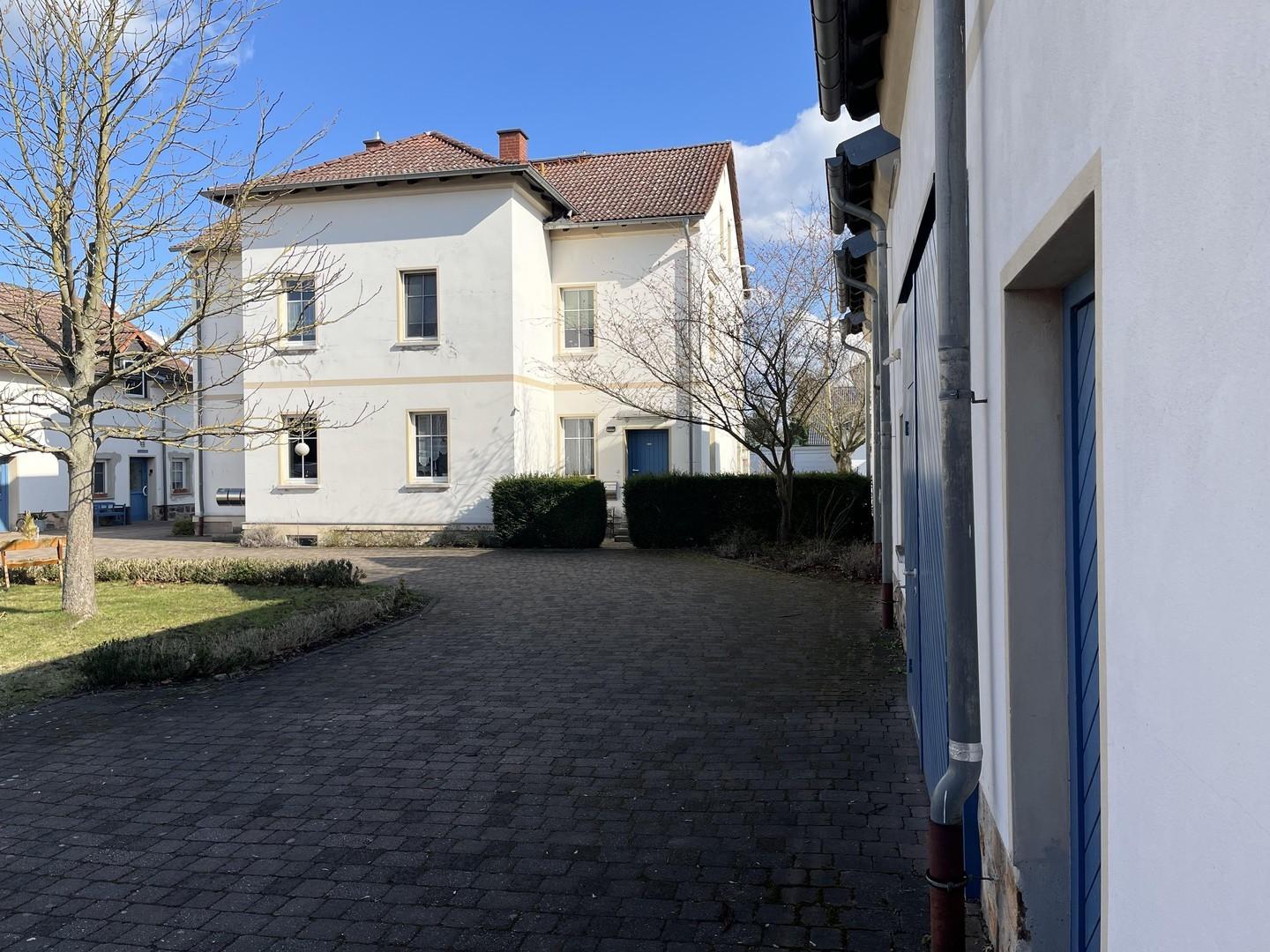 Blick zum Haupthaus