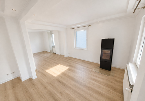 Wohnzimmer mit Kamin