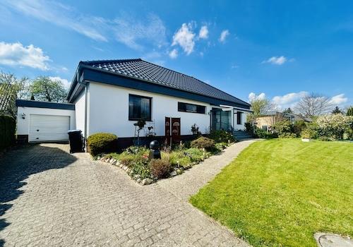 Ansicht mit Garage