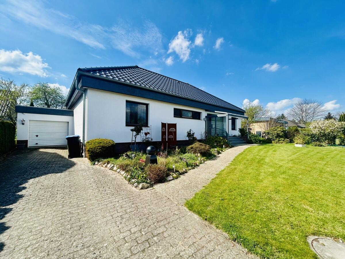 Ansicht mit Garage