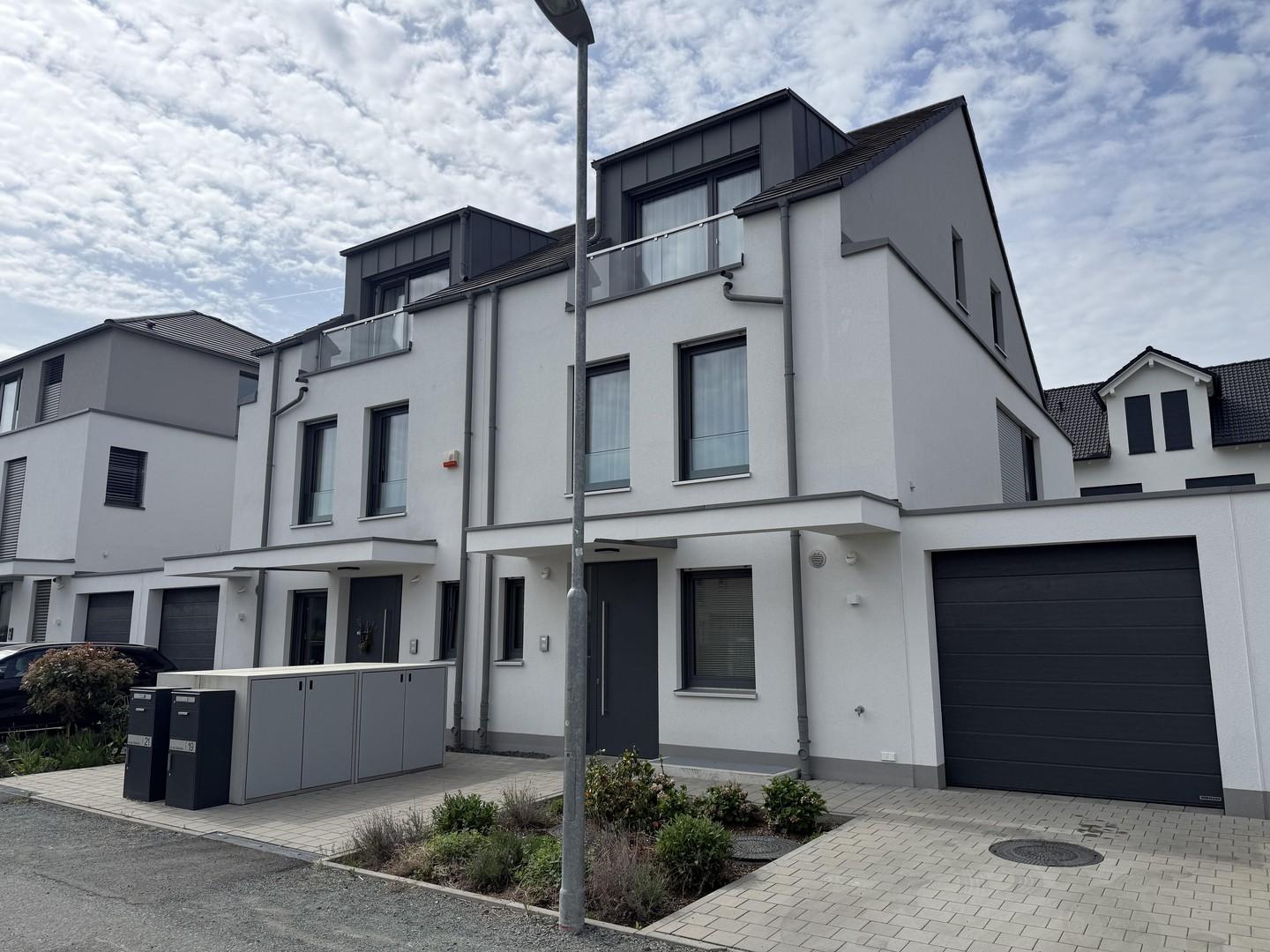 Ansicht Eingang und Garage