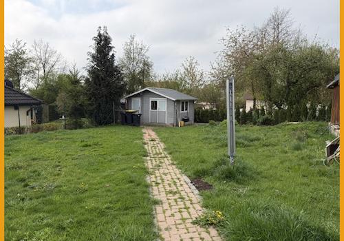 Gartenansicht mit Gartenhaus