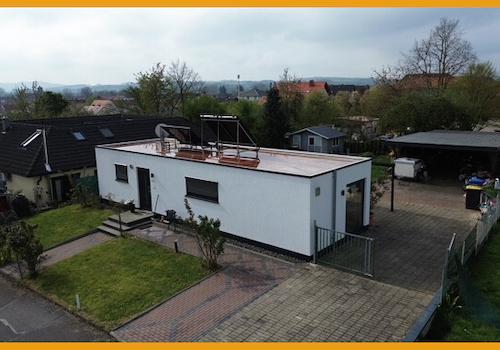 Blick auf den Hof mit dem doppelten Carport