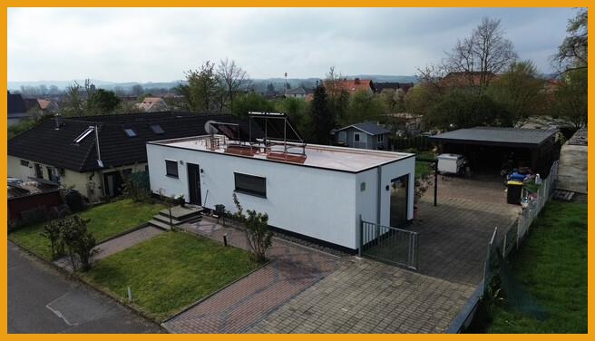 Blick auf den Hof mit dem doppelten Carport