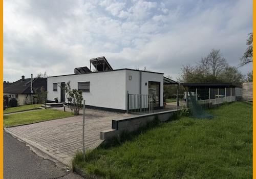 Vorderansicht mit Stellplatz