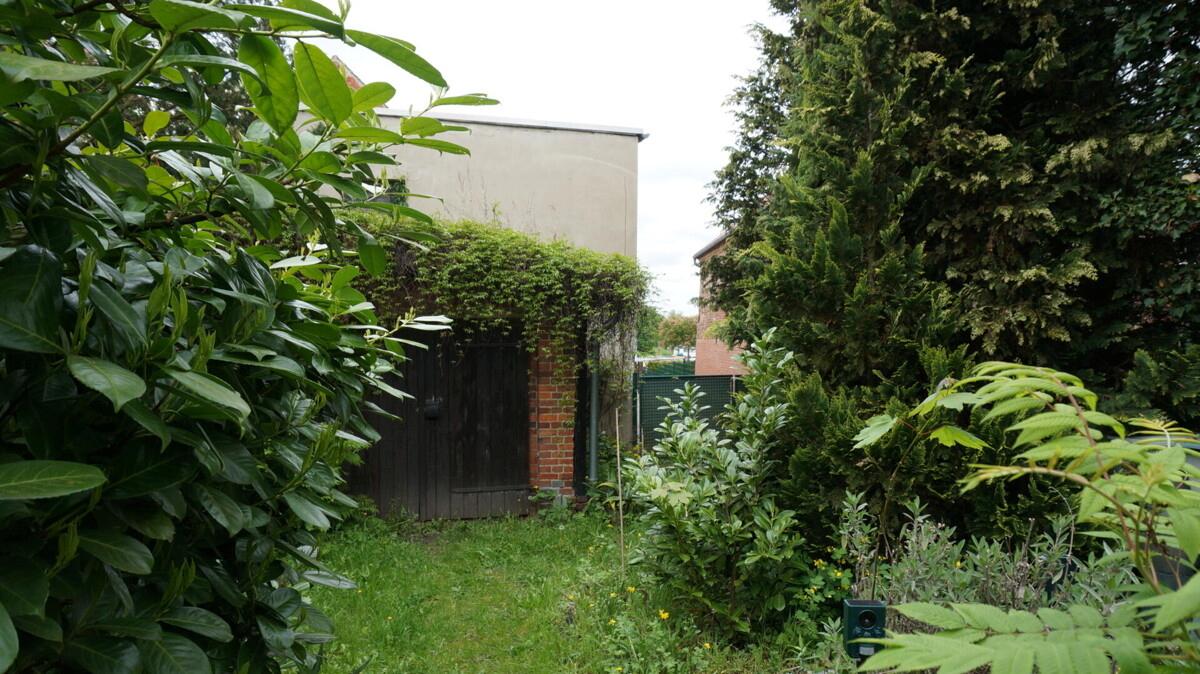 Garten mit Blick auf die Garage