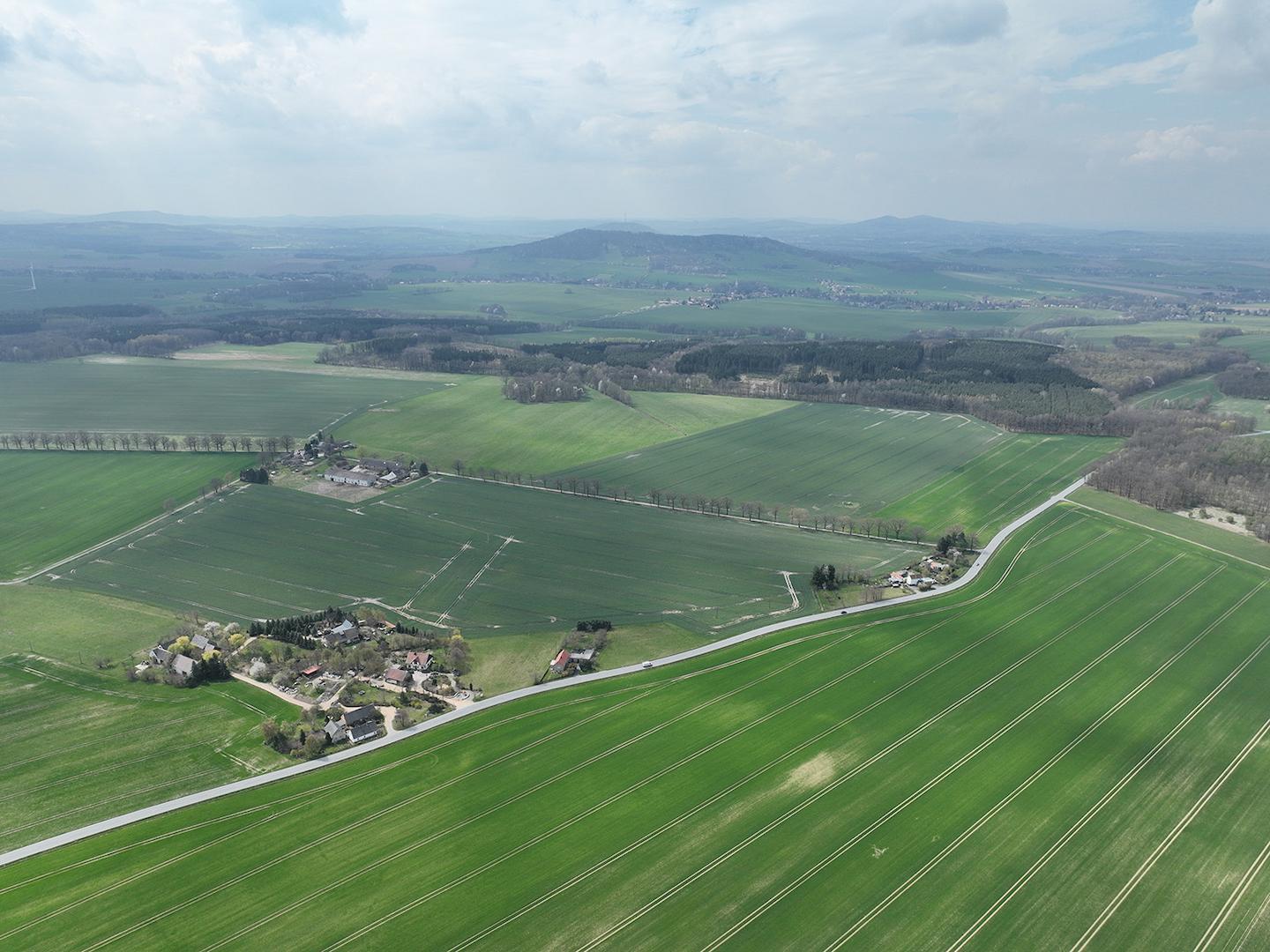 Blick über Grünland und Acker