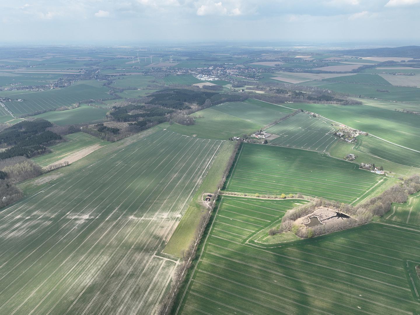 Blick über Grünland und Acker