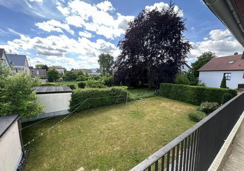 Blick vom Haus ins Grüne