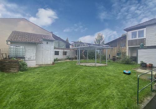 Garten mit großem Gartenhaus