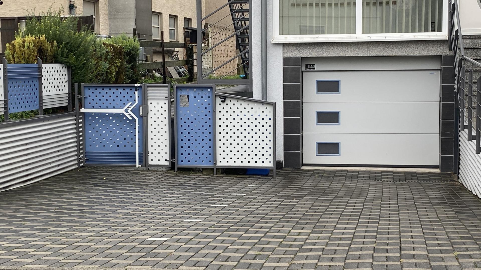 Garage mit Stellplatz