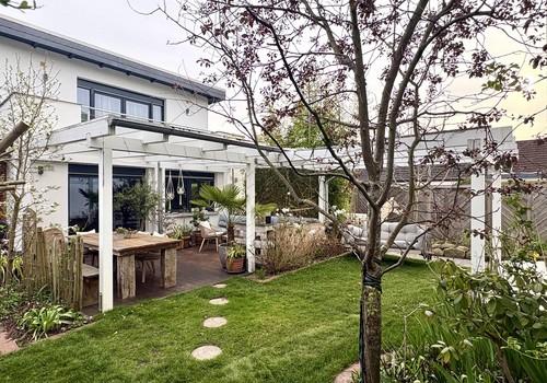 Überdachte Terrasse am Haus 