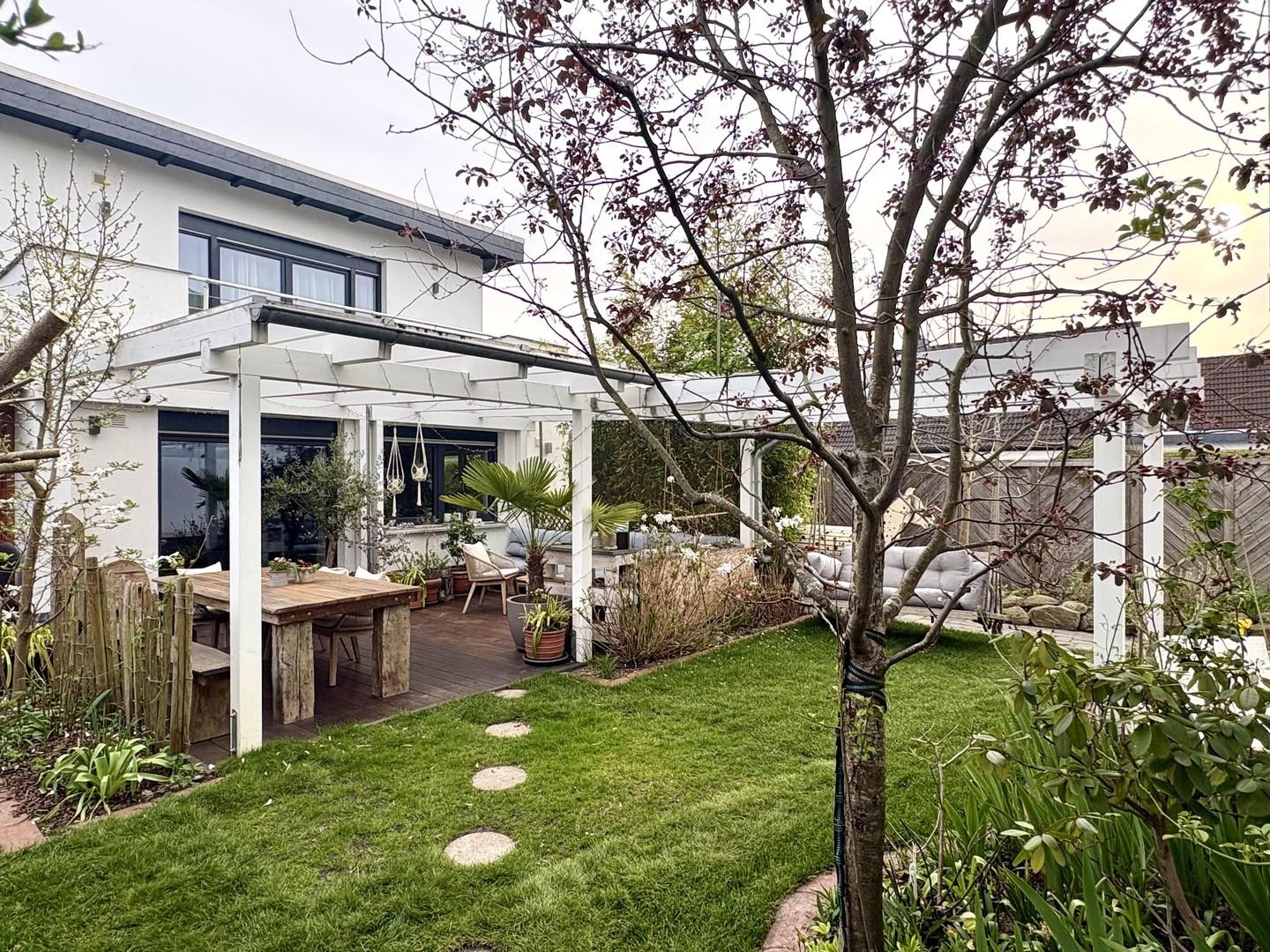 Überdachte Terrasse am Haus 
