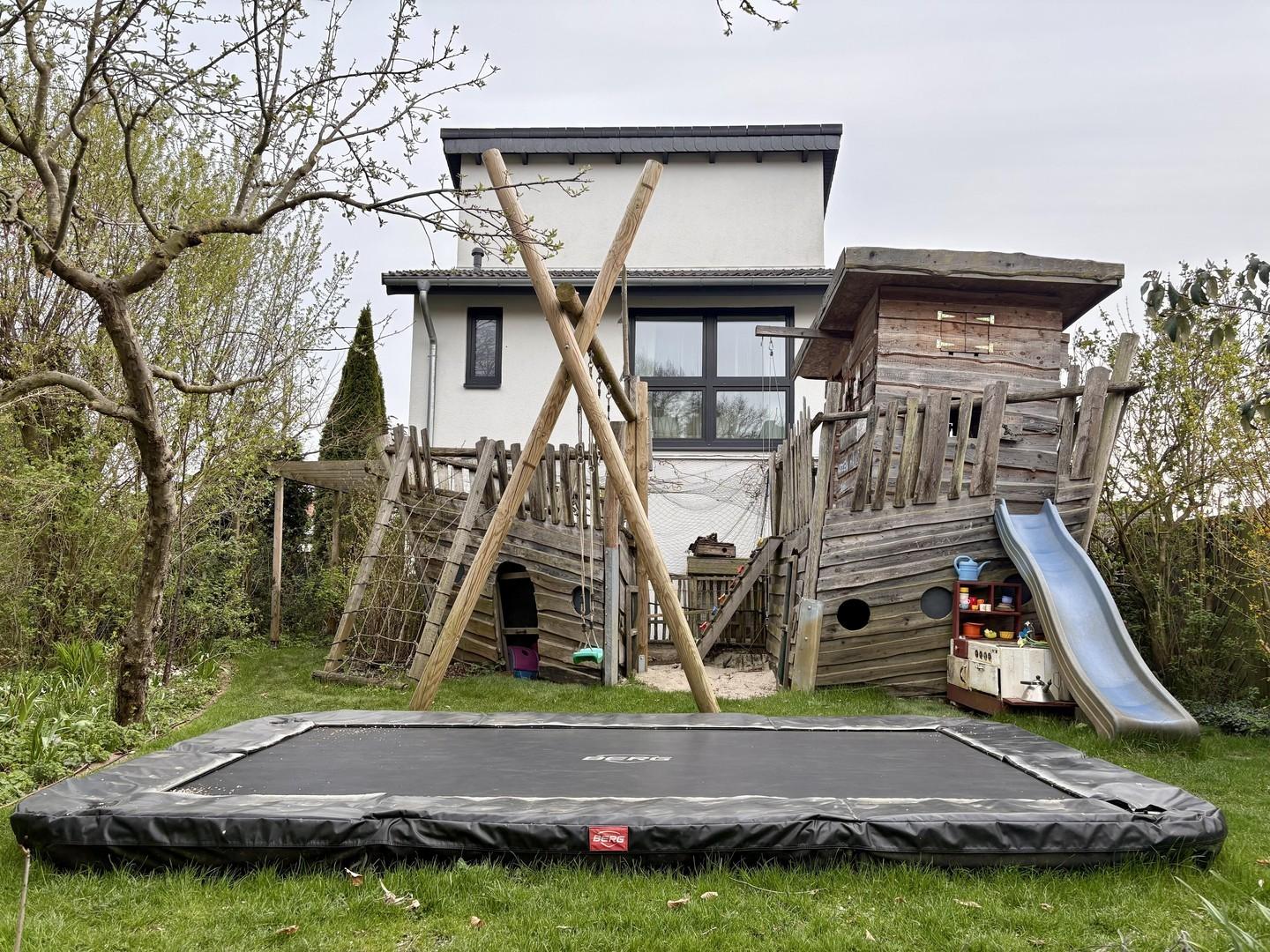 Schiff mit Spielplatz