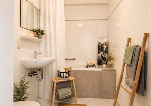 Gemütliches Badezimmer mit Wanne
