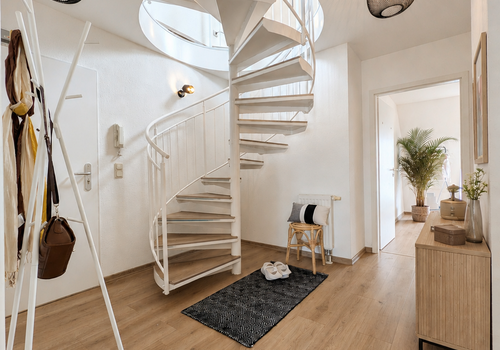 Heller Flur mit Treppe