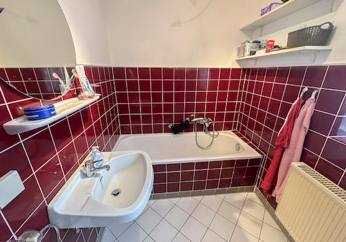 Tageslichtbad mit Wanne und WC