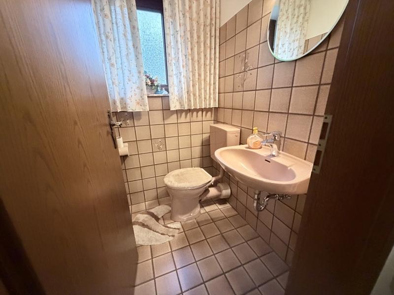 Gäste-WC links