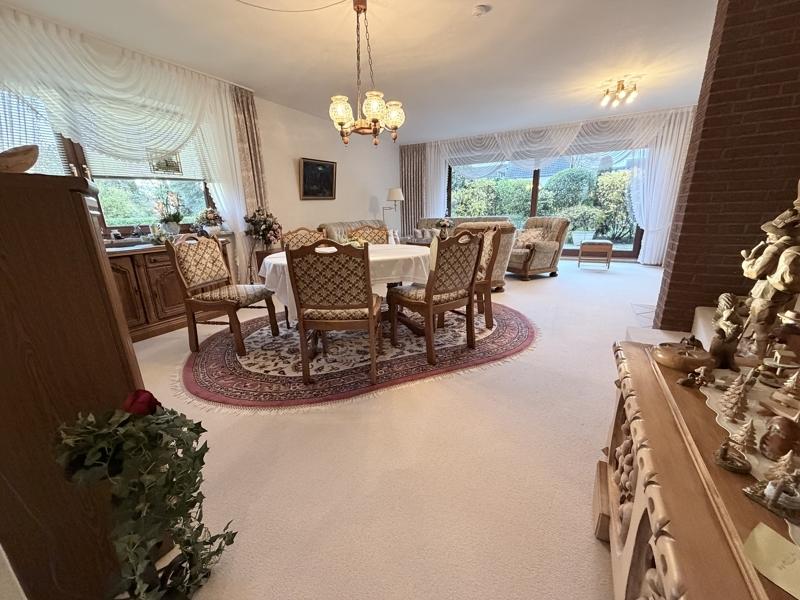 Wohn- und Esszimmer links