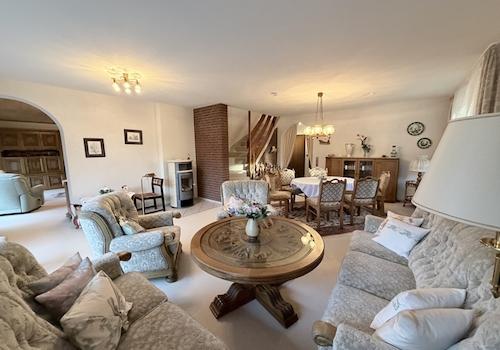 Wohn- und Esszimmer links
