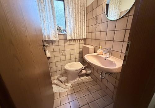 Gäste-WC links