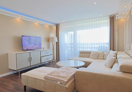 Wohnzimmer mit Zugang zum Balkon