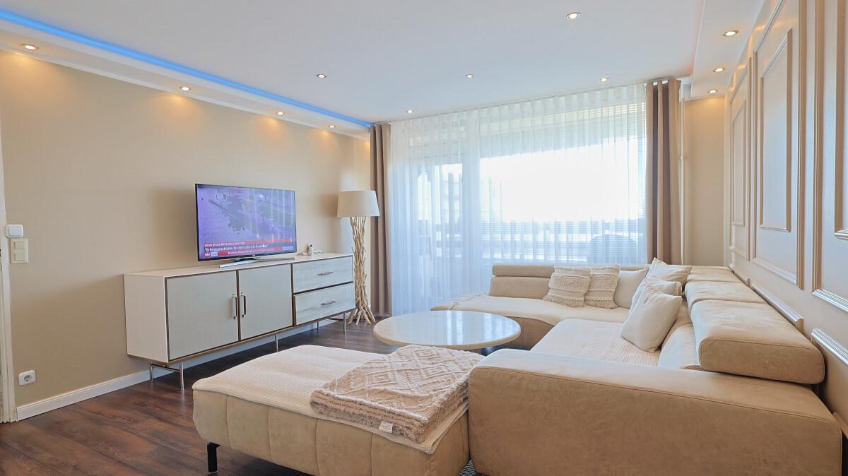Wohnzimmer mit Zugang zum Balkon