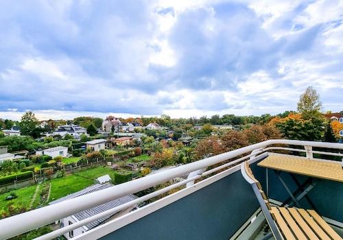 Balkon mit Blick ins Grün