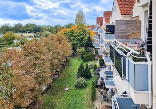 Balkon mit Blick ins Grün 