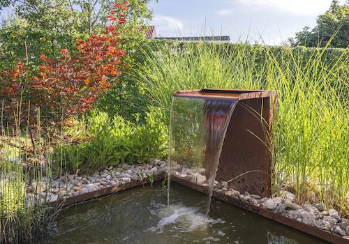 Teich mit Wasserfall