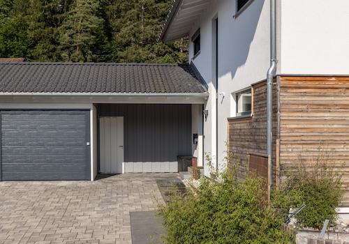 Hausvorplatz mit Parkmöglichkeiten
