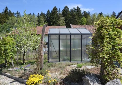 Gartenhaus und Kräutergarten