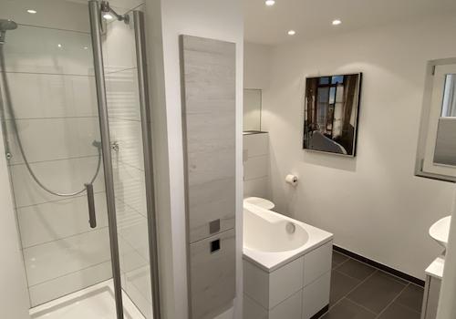 Bad mit Badewanne und Dusche