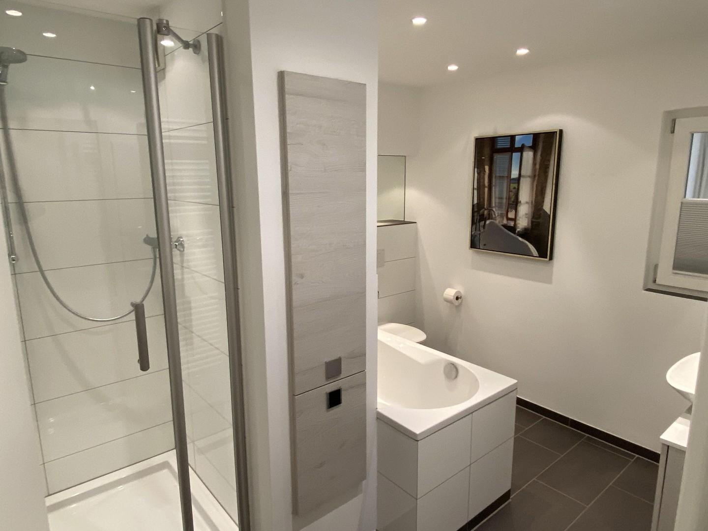 Bad mit Badewanne und Dusche