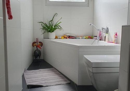 WC mit Badewanne im EG