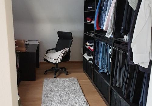 Ankleidezimmer im Schlafzimmer