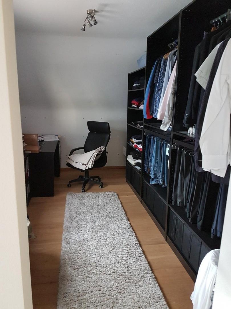 Ankleidezimmer im Schlafzimmer