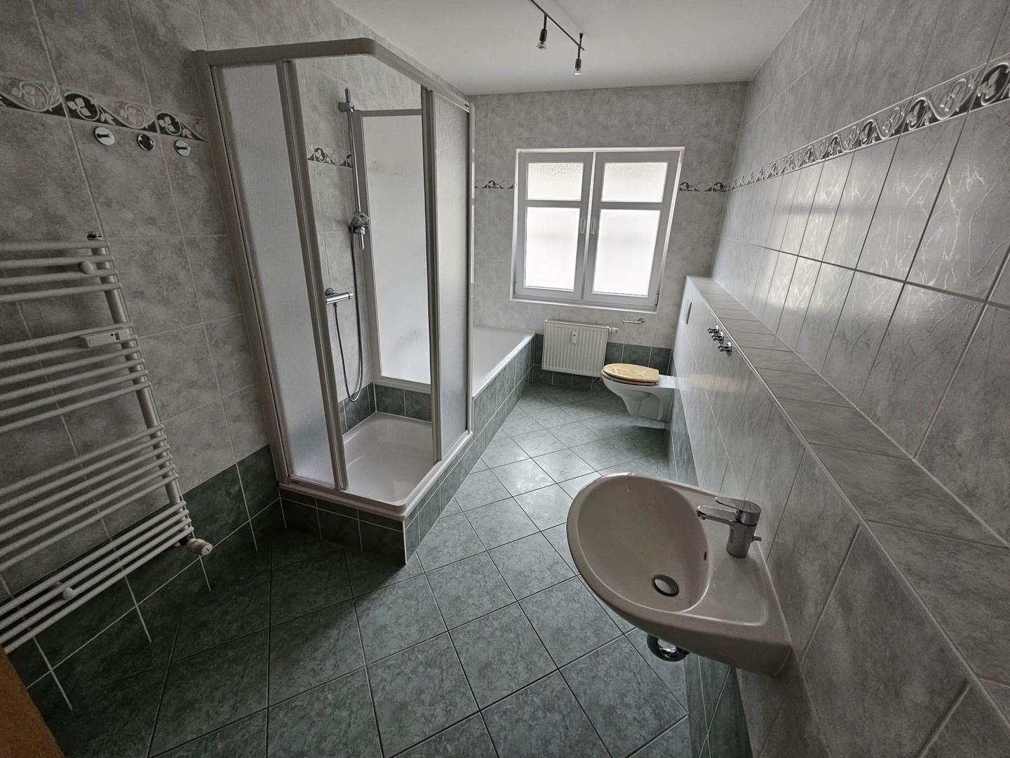 Bad mit Dusche & Badewanne