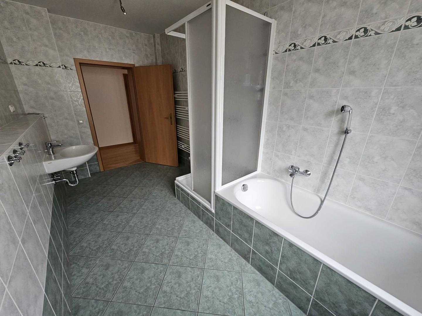 Bad mit Dusche & Badewanne